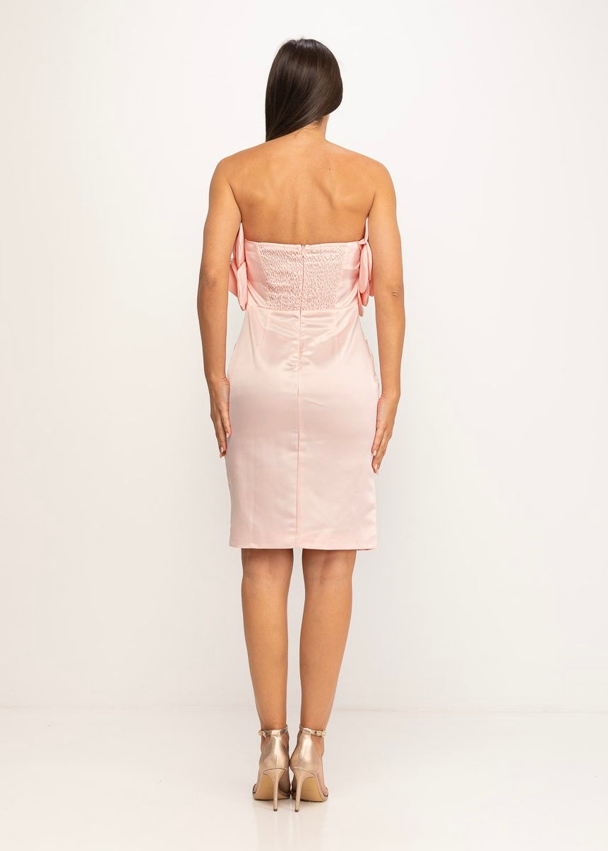 Vestido rosa com detalhe de flor