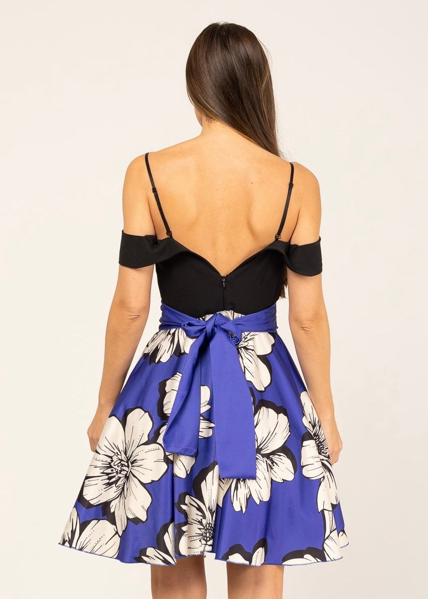 Vestido curto com decote em coração corte evasê