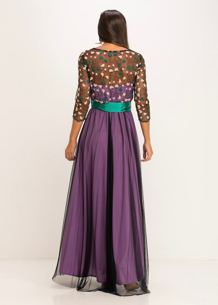 Long purple dress with V-neckline and tulle sleeves