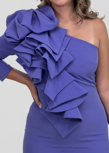 Vestido roxo midi assimétrico com detalhe em folhos