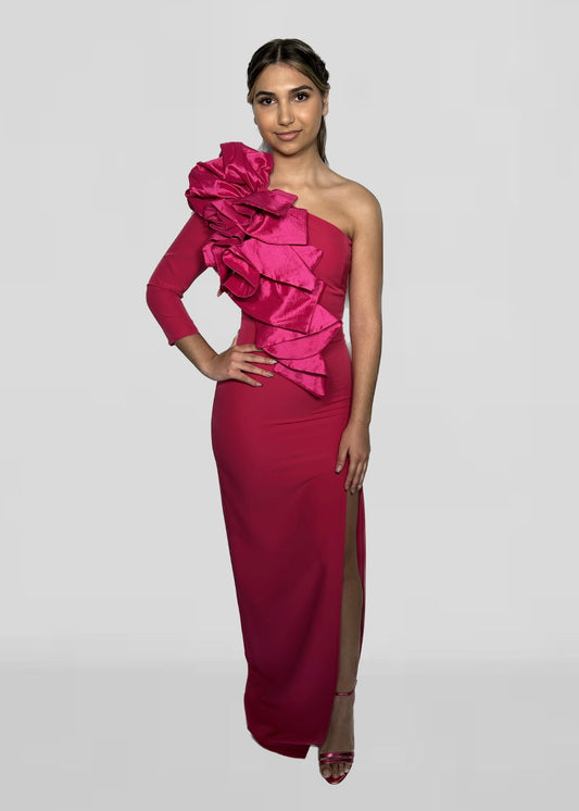 Robe longue asymétrique avec détail et ouverture latérale