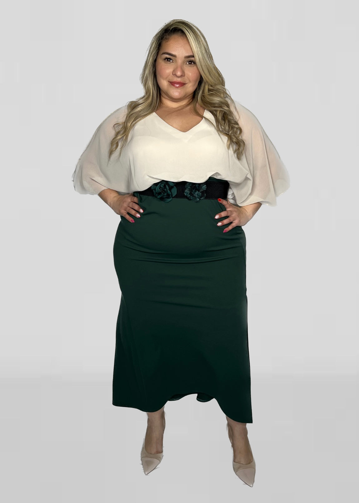 Vestido longo bicolor com manga transparente e cinto flor