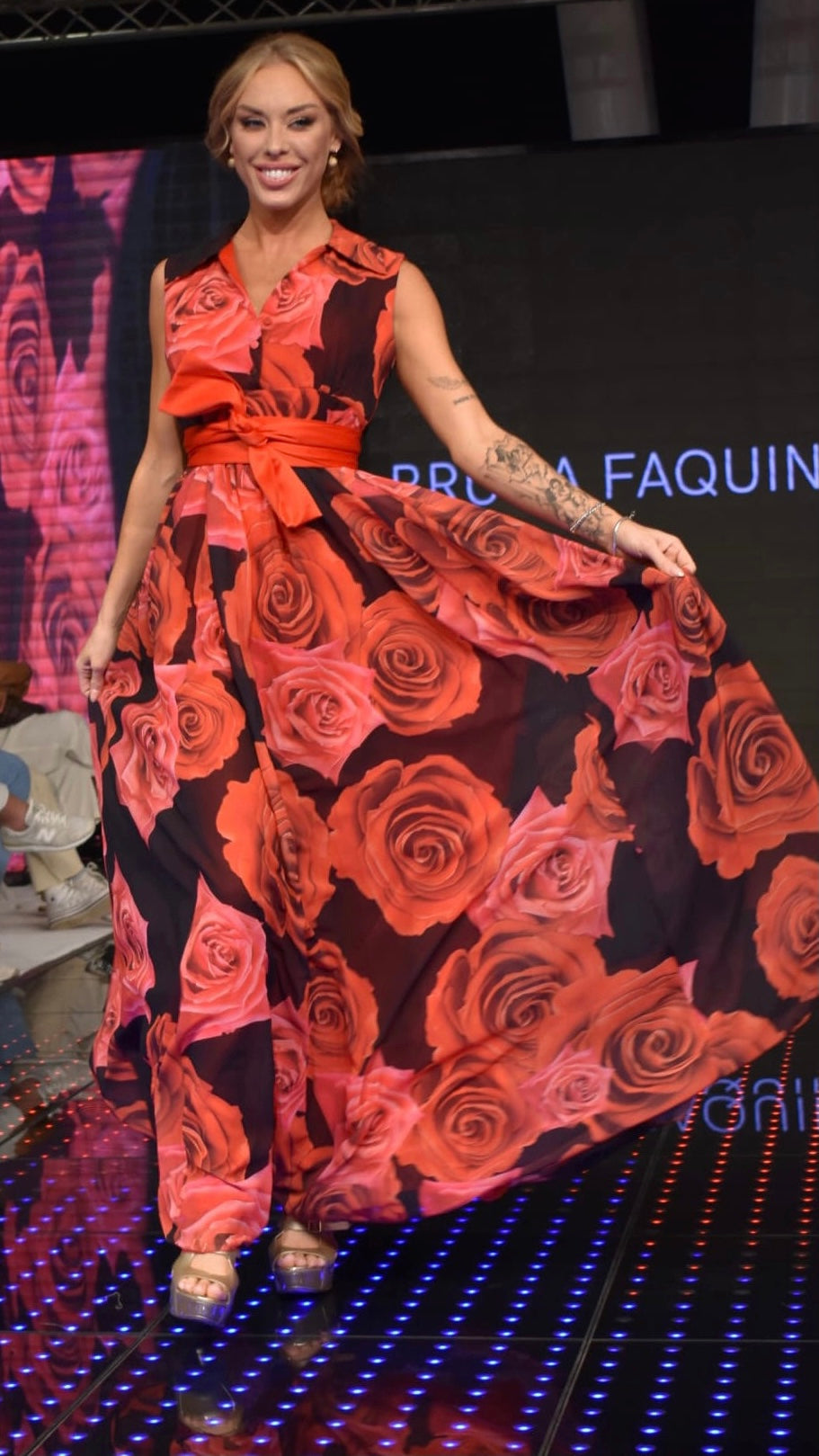 Robe à motif de roses rouges